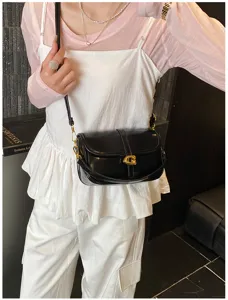 Détail de sac à bandoulière en cuir noir, sac sous les aisselles élégant pour femmes.