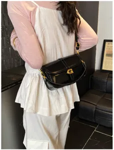 Sac à épaule en cuir verni noir sac bandoulière chic minimaliste style créateur tendance