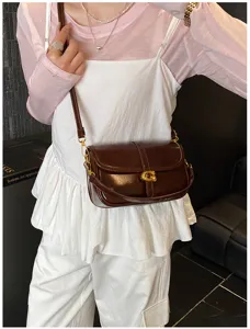 Sac à épaule rétro en cuir marron pour femme, élégant sac sous les bras avec fermoir en métal.
