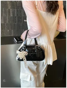 Korean niche bowling handbag for women, versatile shoulder and crossbody bag for commuting.