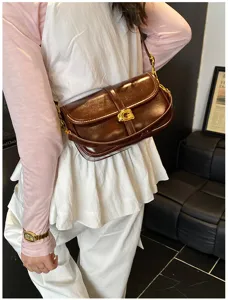 Sac à épaule vernis marron pour femme, élégant sac sous les bras avec fermoir et lanière métal.