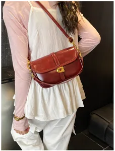 Sac à bandoulière sous les bras en cuir vintage rouge vin, sac rétro chic et tendance.
