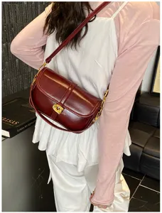 Élégant sac bandoulière en cuir rouge vin pour femme, accessoire chic et tendance au quotidien.