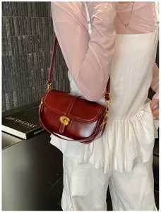 Sac à épaule chic rétro en cuir rouge pour femme, élégant sac sous les aisselles tendance.