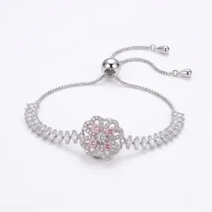 Vue détail du bracelet coulissant à fleur en zircone rotative, éclat argenté élégant.