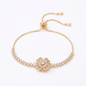 Bracelet détail pivotant trèfle à quatre feuilles en zircon plaqué or exquis chic.