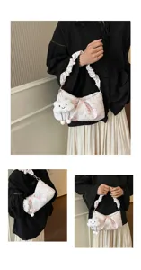 Vista dettagliata della borsa a mano plissettata bianca con stampa rosa e ciondolo nuvola peluche.