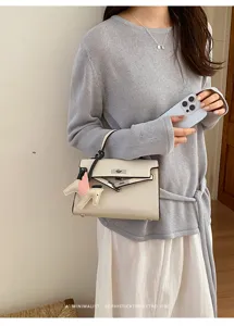 Gedetailleerd overzicht van elegante minimalistische retro schoudertas met leuke hanger.