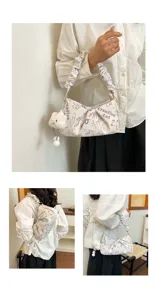 Borsa a spalla arricciata bianca alla moda con stampa gatto e ciondolo nuvola di peluche uso quotidiano.