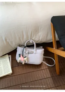Retro minimalist lychee pattern shoulder bag with chic horse charm for daily wear and commuting