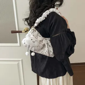 Borsa a tracolla arricciata bianca elegante con grazioso ciondolo nuvola e stampa gatto.