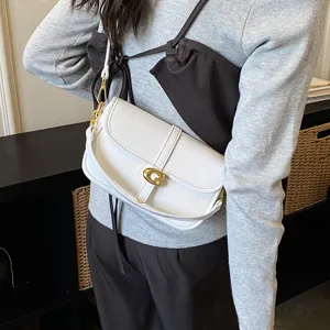 Sac à bandoulière blanc minimaliste pour femme, élégant sac sous les bras avec fermoir.
