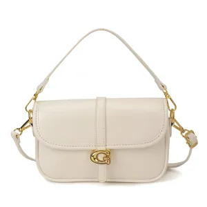 Élégant sac à bandoulière en cuir PU blanc pour femme, sac sous les bras chic avec métal doré.