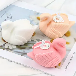 Vue detaillee des bougies parfumees en forme de cygne 3D, jolis ornements cire.