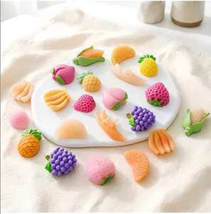 Vue détaillée de divers moules en silicone de fruits mignons pour bougies et diffuseurs.