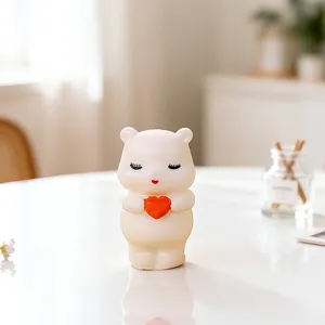 Schattig wit berenbeeldje met een rood hart, perfect for huisdecoratie en bureaublad.