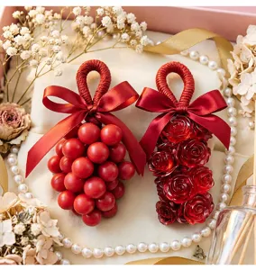 Détail de suspension rose et raisin rouge, parfait pour le bricolage artisanal et la déco.