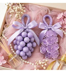 Ensemble exquis d'ornements suspendus de raisin et de rose violette en coffret cadeau.