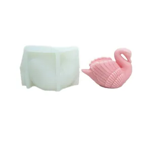 Détail du moule en silicone de cygne blanc 3D avec produit rose pour bougies artisanales.