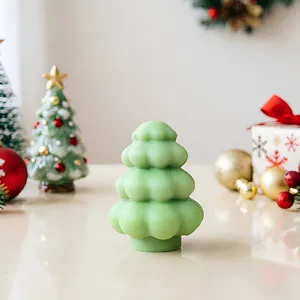 Gruene Weihnachtsbaum Duftkerze Detailansicht, perfekte Festtagsdeko und Geschenkidee.
