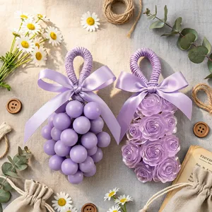 Ornement suspendu grappe de raisin et rose violette, moule bougie savon artisanal.