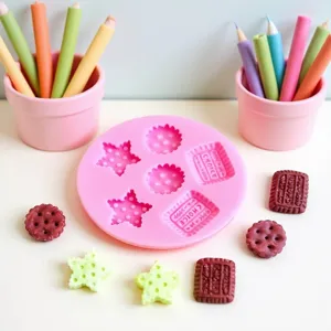 Set stampo in silicone per biscotti e stelle con porta-matite pastello carini in vista dettagliata.