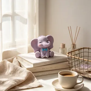 Dettaglio statuetta di elefante viola carino, decorazione da scrivania perfetta e accessorio estetico.