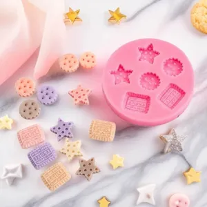 Dettaglio stampo in silicone con biscotti e stelle carini per progetti artigianali.