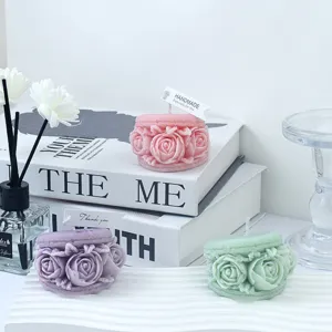 Detailansicht der 3D-Rosen-Macaron-Duftkerzen, exquisite handgemachte Wachshandwerke mit Blumen.
