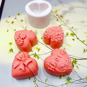 Detailansicht der 3D Herz Blumen Silikonform mit niedlichen DIY Duftkerzen und Schokolade.