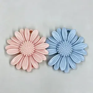 Silicone daisy flower mold for DIY cake decoration, handmade candles, and chocolate crafts.