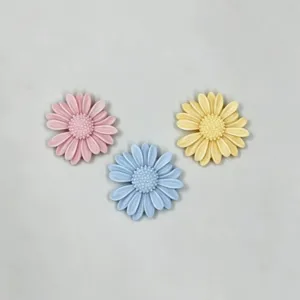 Silicone daisy flower mold set, perfect for cake decoration, candles, chocolate, and DIY crafts.