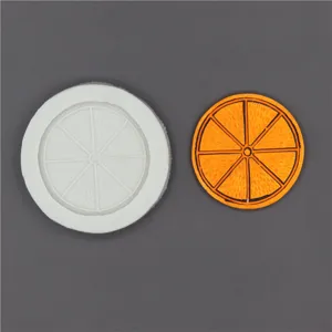 Nahaufnahme der Zitrusfrucht Silikonform und fertige Scheibe, ideal fuer Basteln und Backen.