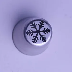 Edelstahl Weihnachts-Schneeflocke Spritztülle Detail, ideal für Kuchen Dekoration.