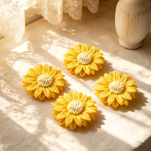 Mini zonnebloem aromakaars decor detail, schattig geel bloemenhandwerk voor DIY.