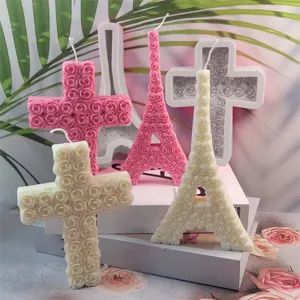 Toma detallada de velas perfumadas en cruz y torre Eiffel de rosas con moldes de silicona.
