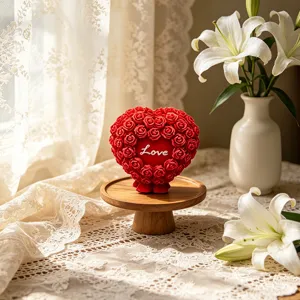 Rote Rosen Herz Duftkerze Detail, romantische Heimdekoration und Valentinstag Geschenk.