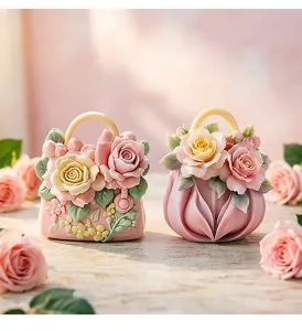Vue détaillée des moules en silicone de sac à main rose 3D exquis, élégant design floral vintage.