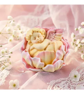 Detail de l'ange endormi exquis dans la fleur, ideal pour la conception de bougies.