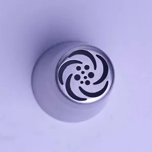 Edelstahl Tuelle Detail, zeigt praezise Muster fuer feine Kuchendekoration und Backen.