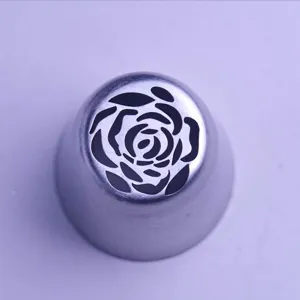 Edelstahl Rosen Spritztülle Detailaufnahme, ideal für Kuchen- und Tortendekoration beim Backen.