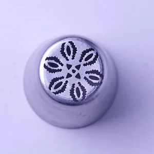 Edelstahl Kuchen Dekoration Spritztülle Detail zeigt präzises florales Extrusionsloch.