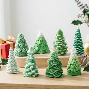Vue détaillée de bougies parfumées artisanales en forme de sapin de Noël avec décors.