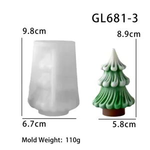 Vue détaillée du moule en silicone pour bougie sapin de noël avec textures et dimensions claires.