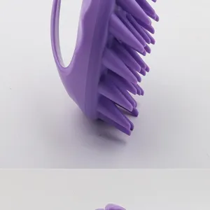 Nahaufnahme der weichen violetten Silikonborsten einer Kopfmassagebürste zur Haarpflege