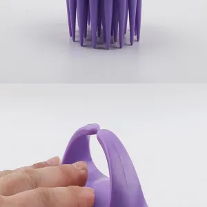 Nahaufnahme der violetten Silikon-Kopfhautmassagebürste mit ergonomischem Griff