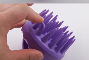 Detailansicht zeigt die weiche Flexibilität der lila Silikon-Kopfhaut-Massagebürste