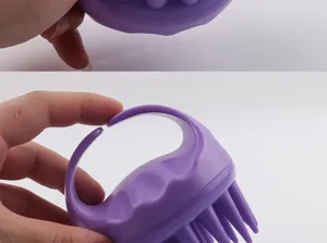 Detailansicht des lilafarbenen Silikon Kopfmassagebürstengriffs mit flexiblem Griffdesign