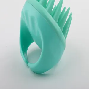 Nahaufnahme der minzgrünen Silikon-Kopfhaut-Massagebürste mit ergonomischem Griffdesign