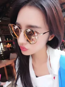 Vue détaillée de lunettes de soleil tendance mi-métal portées par un mannequin au café.